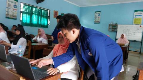 Mahasiswa membantu kegiatan PkM